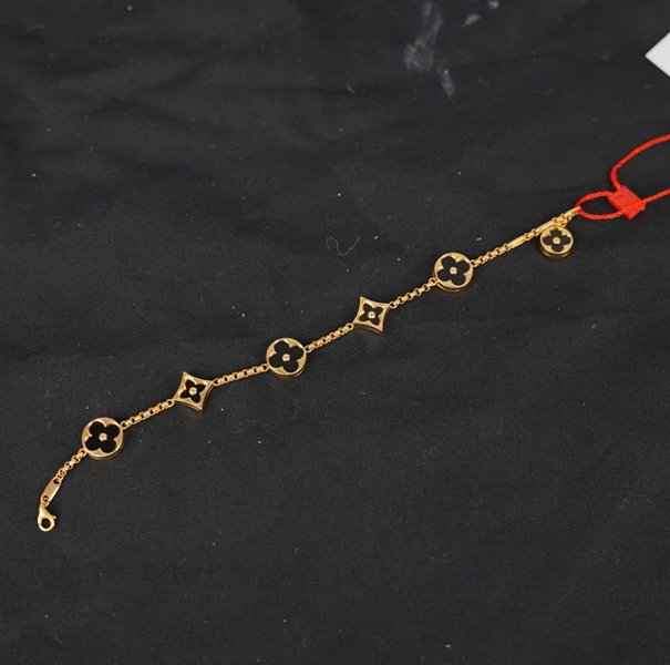 Vòng tay Van Cleef hoa đen KG+