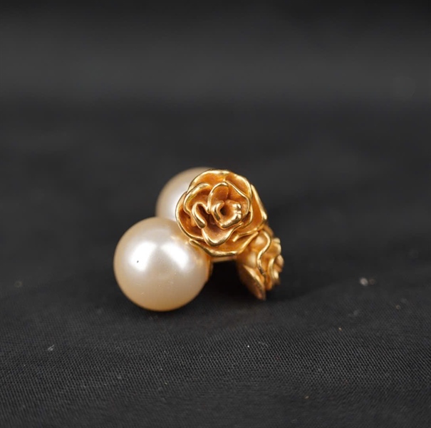 Bông tai tara hạt châu đế hoa hồng vàng KG+