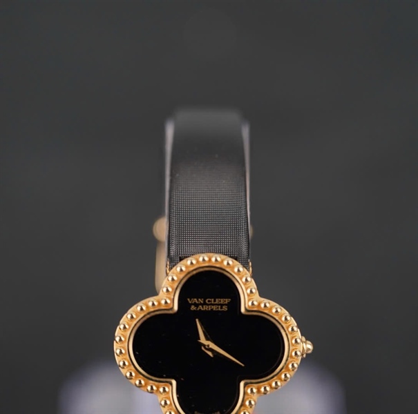 Đồng hồ Van Cleef mặt hoa đen dây đen (136574) KG+