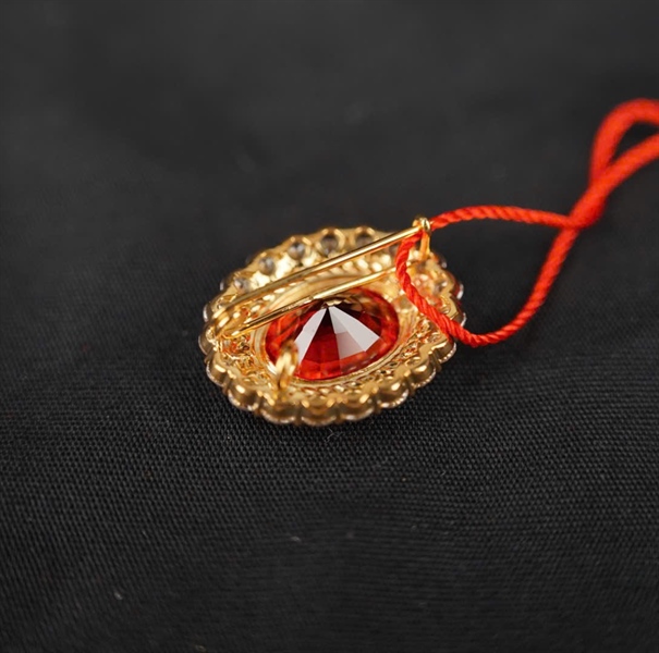 Cài áo Tara vàng 10K, Crystal đỏ, ngọc trai baby, đá trắng KG+