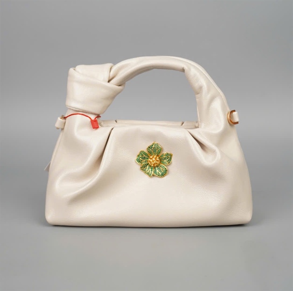 Túi Tara trắng đính charm hoa xanh sz20 KG+