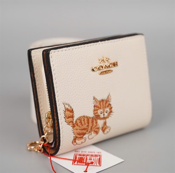Ví Coach trắng in hình mèo +