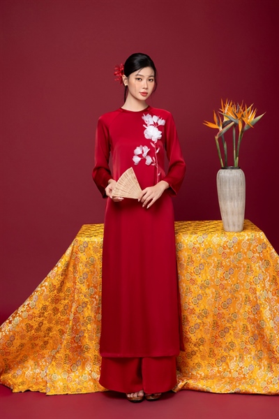 Áo dài thêu tay Thủy Tiên