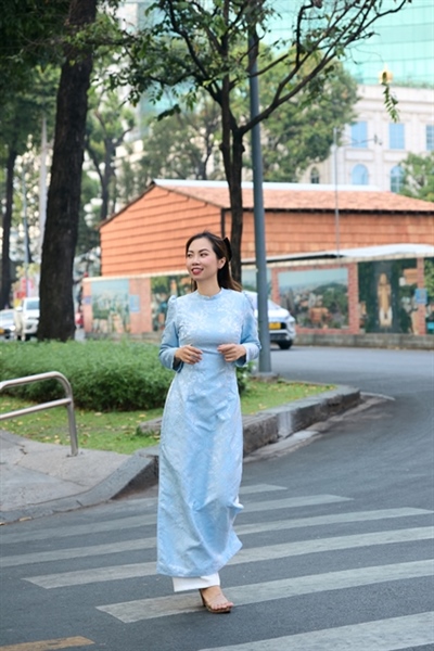 Áo dài gấm cổ thấp tay phồng dài