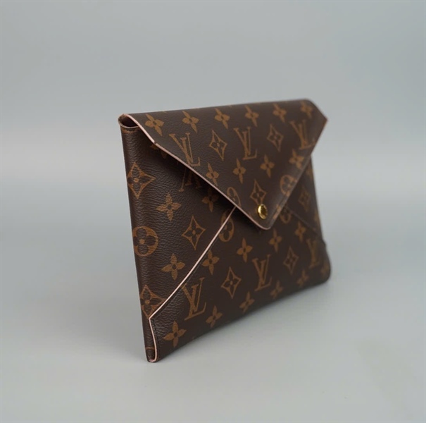 Ví LV bao thư hoa nâu kèm lót form (BQ) KG+