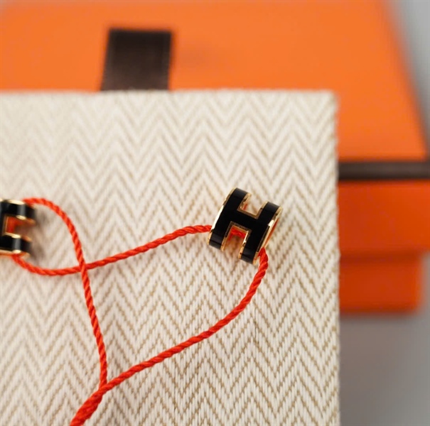 Bông tai Hermes chữ H đen KG+