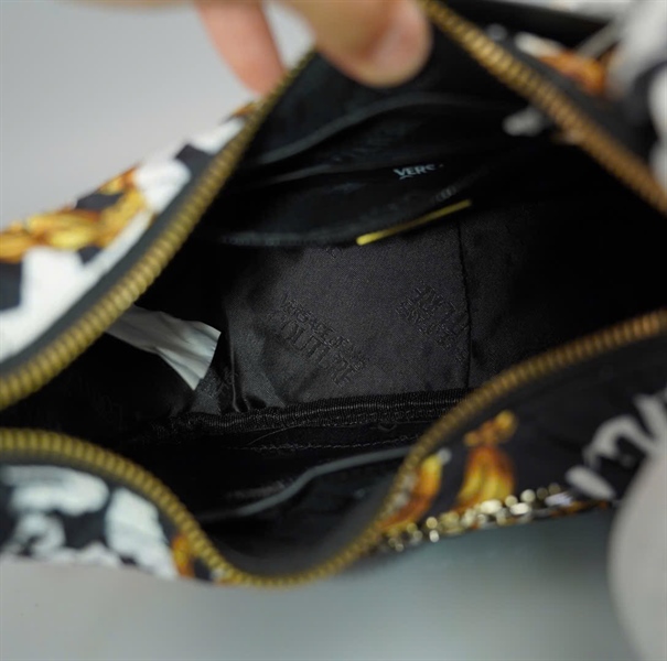 Túi Versace đen họa tiết kèm khăn +