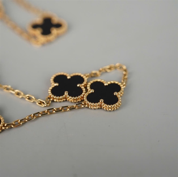 Vòng tay Van Cleef hoa đen KG+