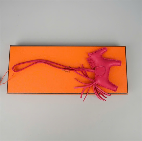 Charm Hermes con ngựa hồng KG+