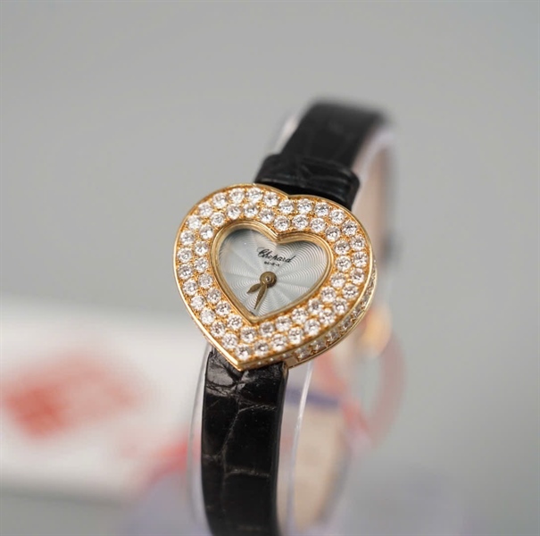 Đồng Hồ Chopard mặt trái tim vàng đính kim cương - dây đen KG+