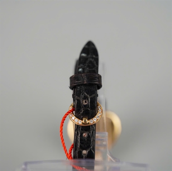 Đồng Hồ Chopard mặt trái tim vàng đính kim cương - dây đen KG+