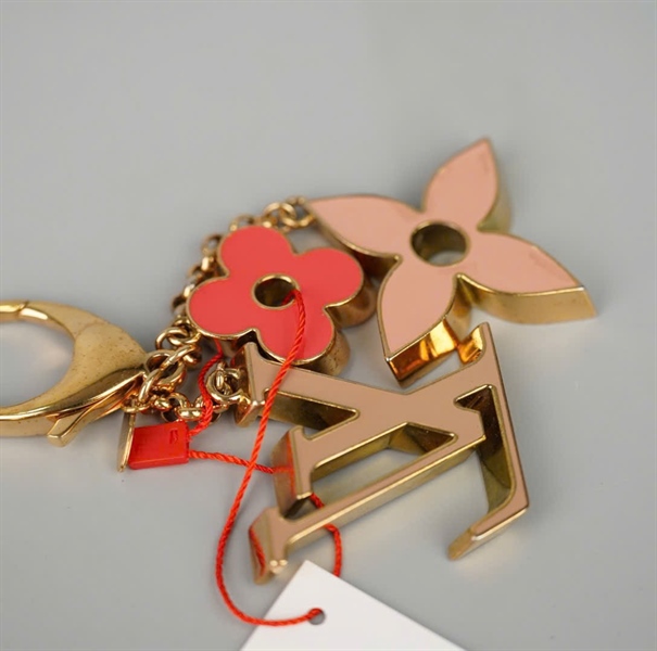 Charm LV hình hoa KG+