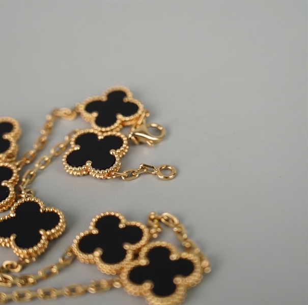 Vòng tay Van Cleef hoa đen KG+