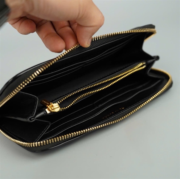 Ví Tory Burch đen khóa zip logo vàng+