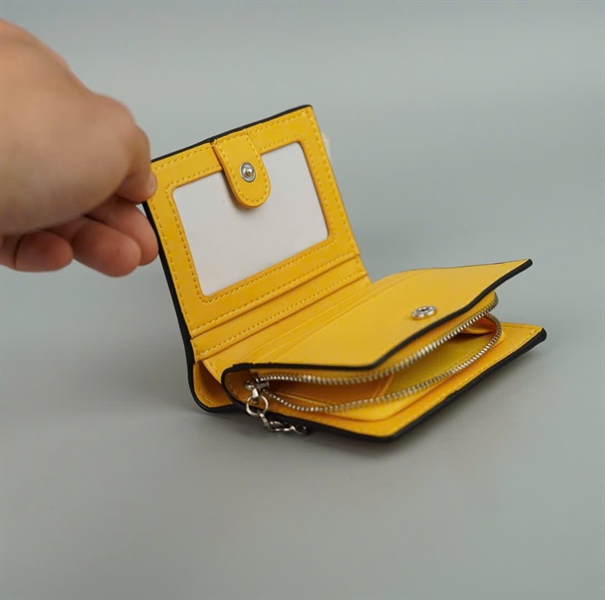 Ví Coach vàng họa tiết +