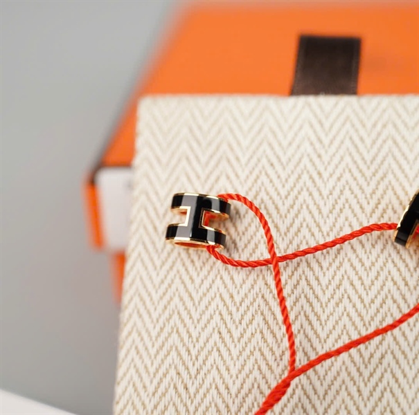 Bông tai Hermes chữ H đen KG+