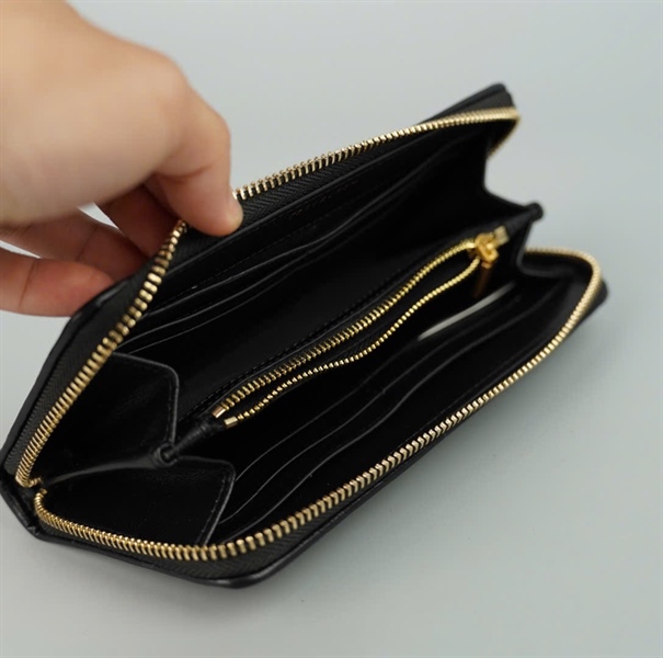 Ví Tory Burch đen logo nổi +