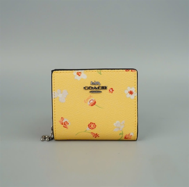 Ví Coach vàng họa tiết +