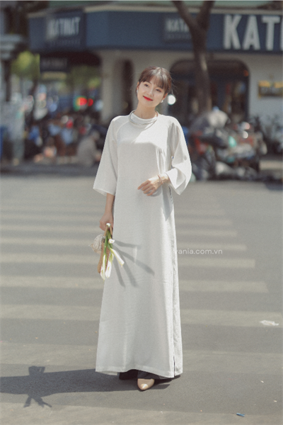 Áo dài gấm suông cổ tròn, tay lửng