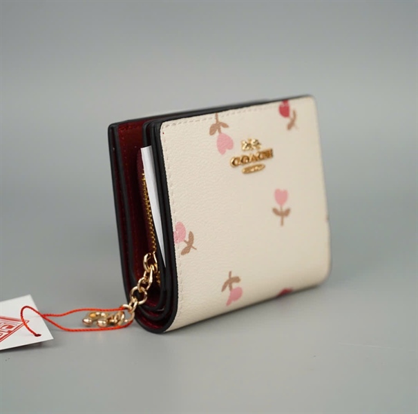 Ví Coach trắng in hình cây trái tim +