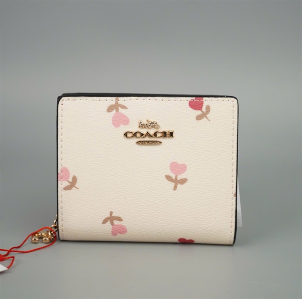 Ví Coach trắng in hình cây trái tim +