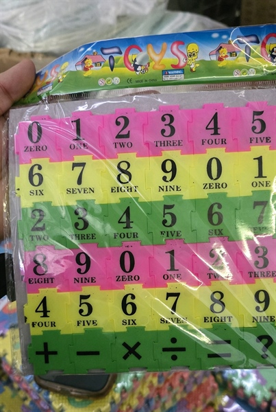 Vỉ xếp số cho bé bằng xốp