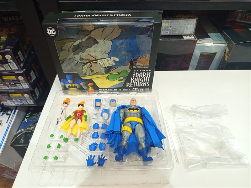 (OPEN) MAFEX NO.139 BATMAN (BLUE VER.) & ROBIN SET