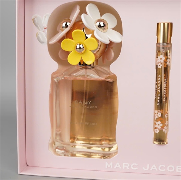 Sét mỹ phẩm Marc Jacobs (EDT 125ml + EDT 10ml + Body Lotion 75ml) (nữ) (No seal) (PN) KG+