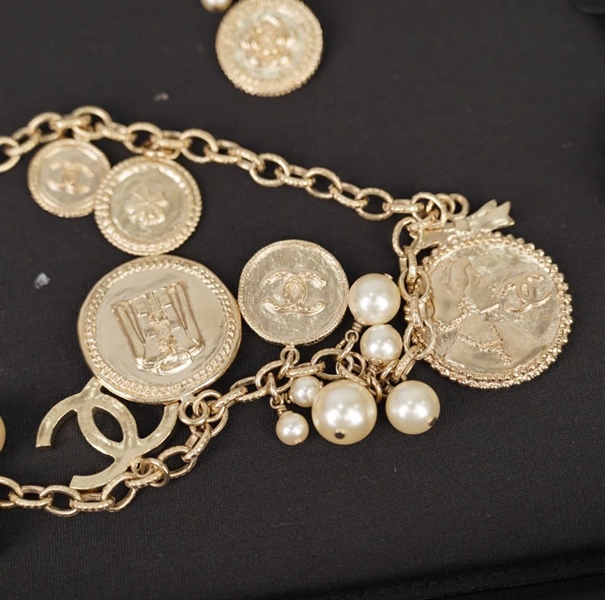 Strap Chanel charm đồng xu +