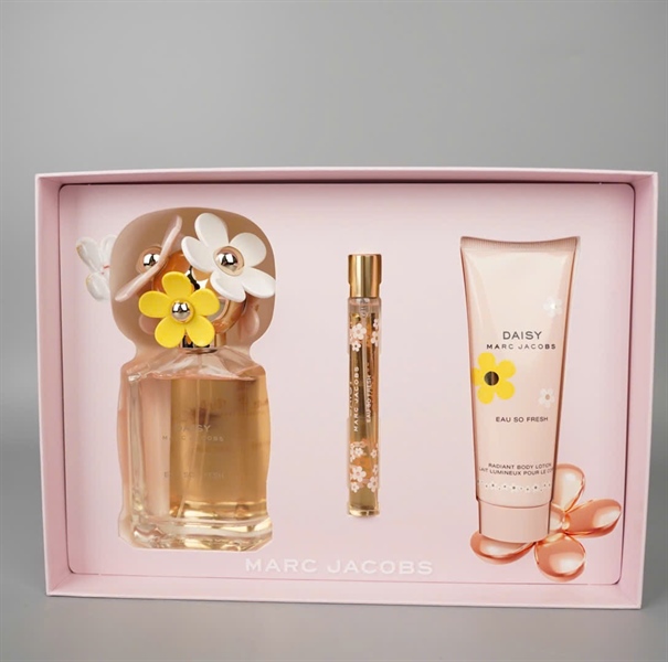 Sét mỹ phẩm Marc Jacobs (EDT 125ml + EDT 10ml + Body Lotion 75ml) (nữ) (No seal) (PN) KG+
