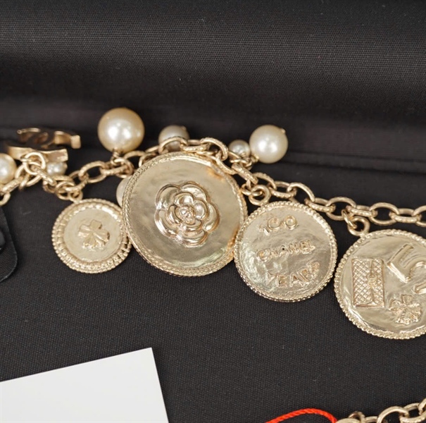 Strap Chanel charm đồng xu +