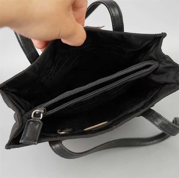 Túi Prada màu đen sz 22 KG+