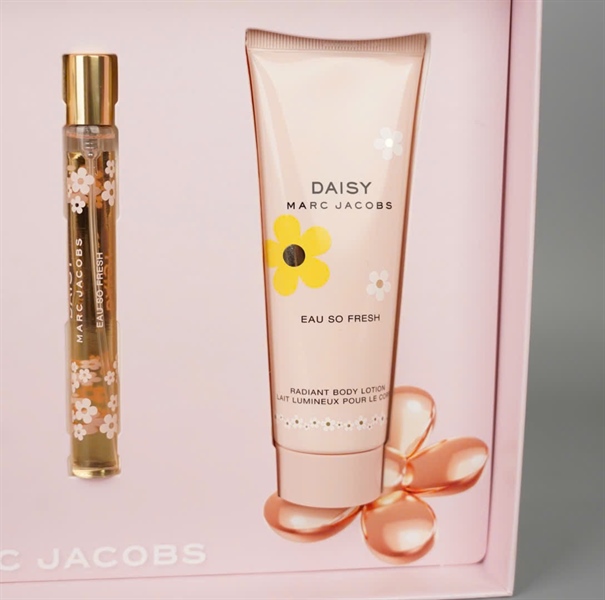 Sét mỹ phẩm Marc Jacobs (EDT 125ml + EDT 10ml + Body Lotion 75ml) (nữ) (No seal) (PN) KG+