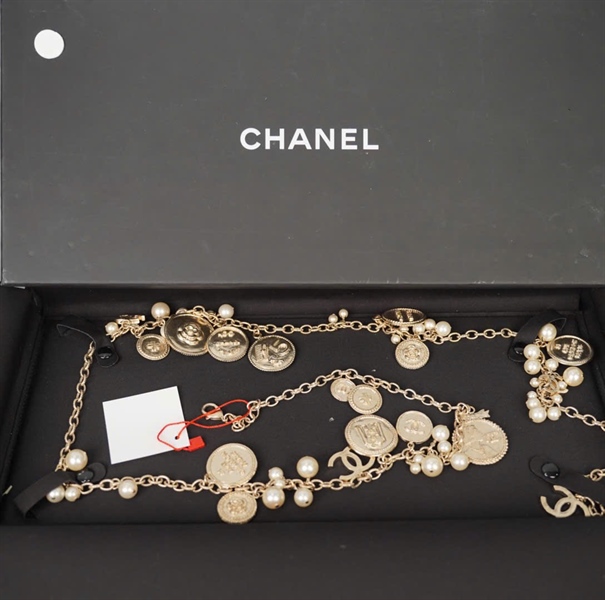 Strap Chanel charm đồng xu +