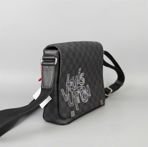 Túi LV đeo chéo đen ô vuông in chữ (CA4159) sz24 (BQ) KG+