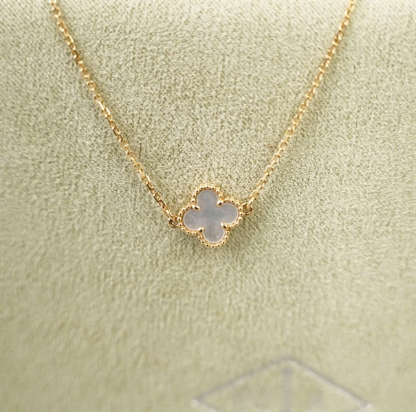 Vòng tay Van Cleef trắng KG+