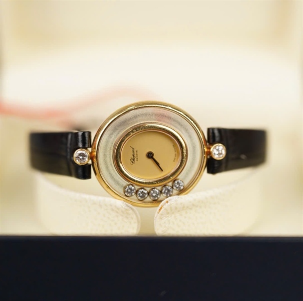 Đồng hồ Chopard mặt tròn dây đen (327637) KG+