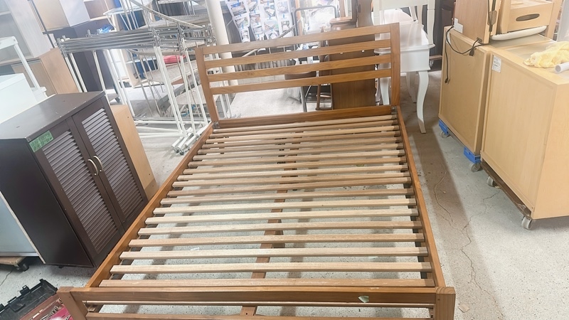 Giường đôi m5 có đầu vàng nâu