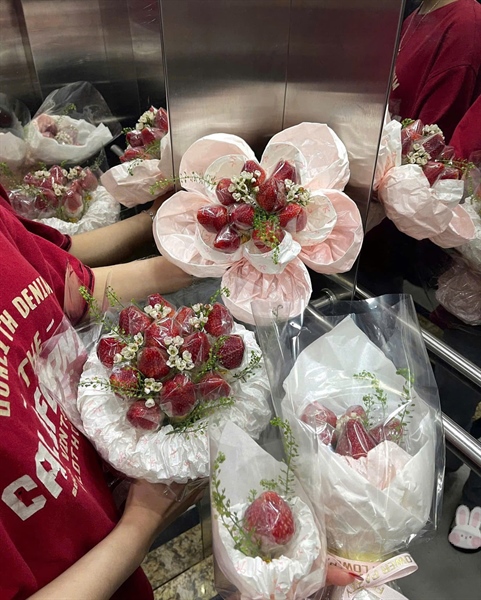 Bó Hoa Dâu - 5 Quả