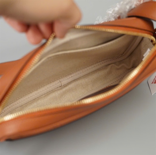 Túi MCM đeo chéo nâu sz22 KG+