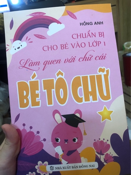 Bé tô chữ chuẩn bị vào lớp 1