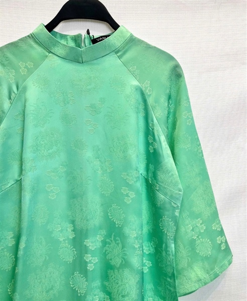 Áo dài suông có cổ tơ tằm họa tiết cúc