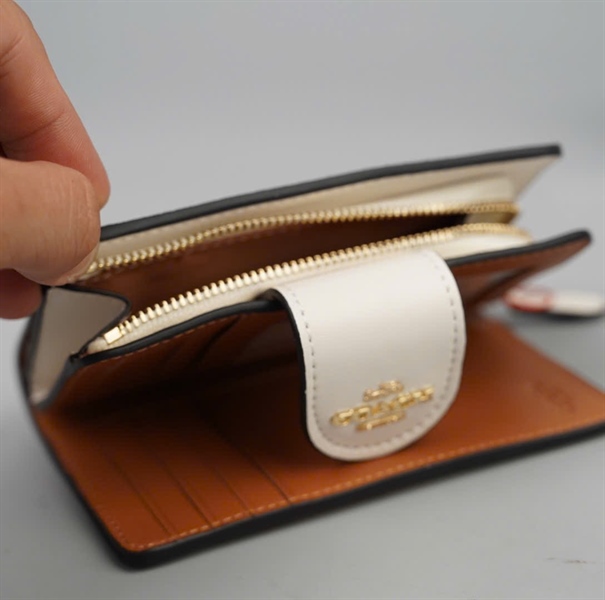 Ví Coach nude họa tiết trái tim +