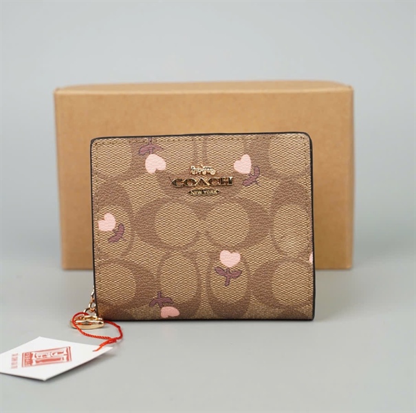 Ví Coach nâu in hình cây trái tim +