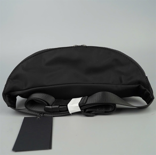 Túi Versace Belt đen in chữ sz26 +