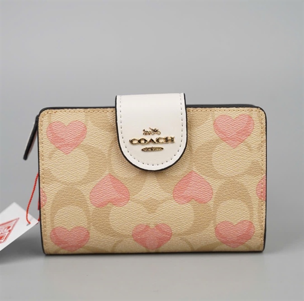 Ví Coach nude họa tiết trái tim +