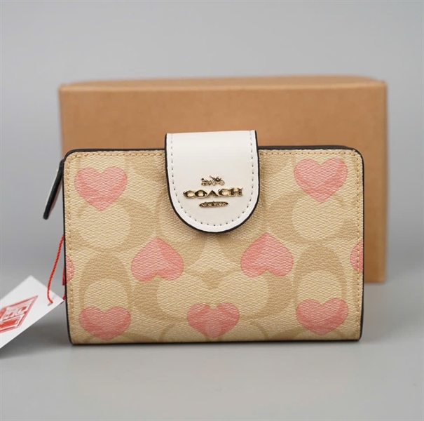 Ví Coach nude họa tiết trái tim +