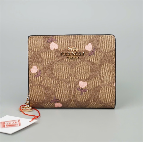 Ví Coach nâu in hình cây trái tim +