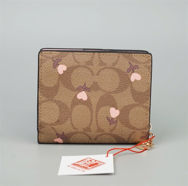 Ví Coach nâu in hình cây trái tim +