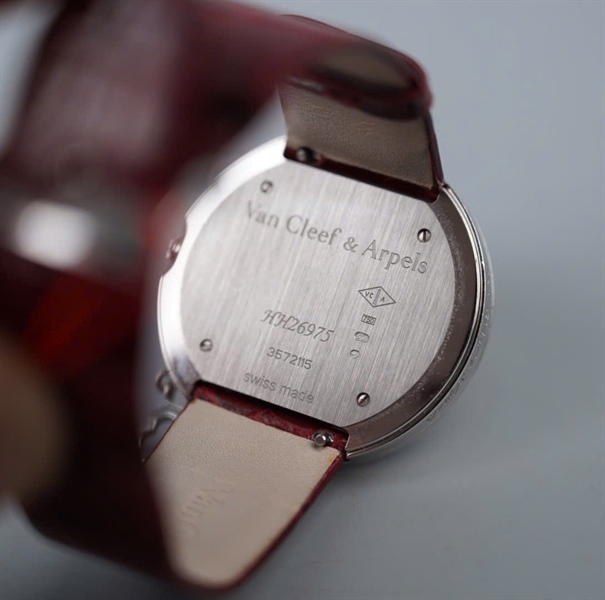 Đồng hồ Van Cleef mặt tròn dây đỏ (3572115) có giấy kiểm định KG+